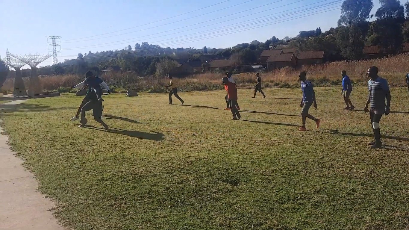 Brazen Theft Caught on Camera: Delivery Driver Falls Victim to Daring Heist